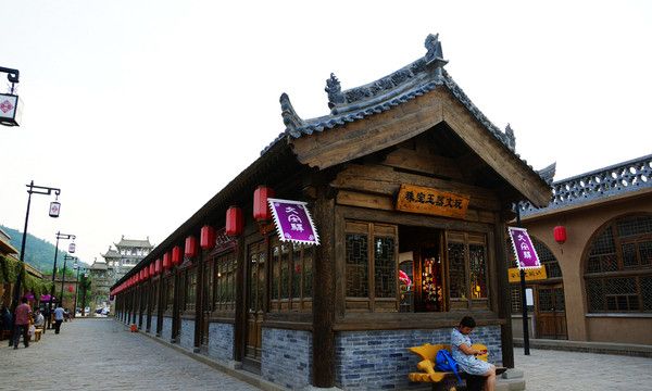 到达延川文安驿,安排完住宿以后,来到临街的石牌楼前,开始疯狂拍照