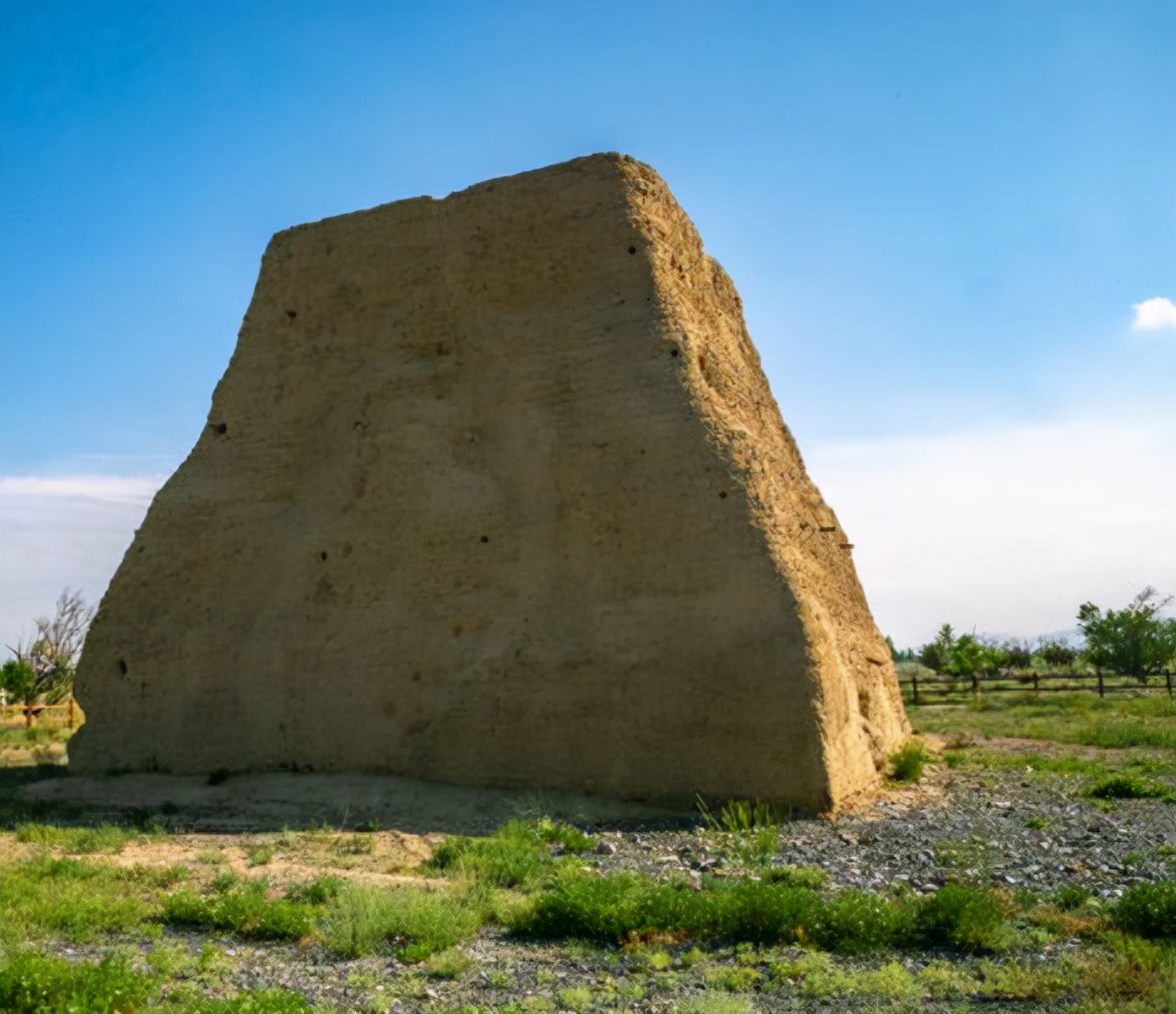 十二连城烽火台发现普通瓦片专家说它是难得文物原因让人意外