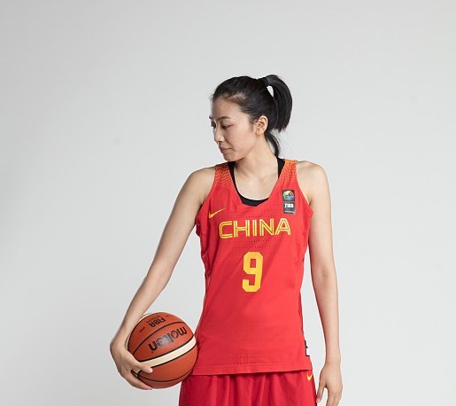 这位老国手昔日效力于沈部女篮,入选过中国女篮,赢下过一次亚洲冠军和