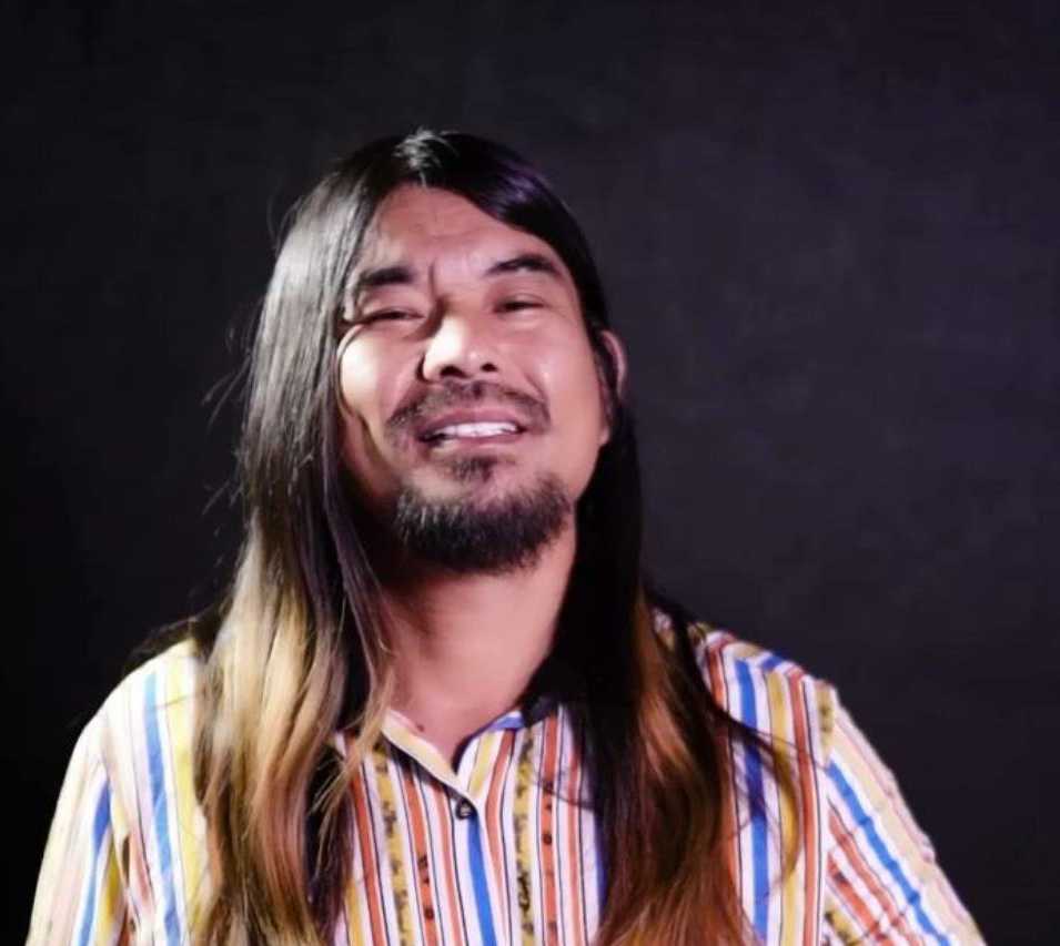 47岁面筋哥与女友秀恩爱对方颜值颇高似两代人甜蜜称其为老婆