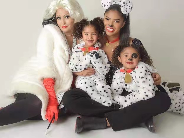 科比妻子带娃过万圣节,白发+红手套造型惊艳,仨女儿化身斑点狗休闲区蓝鸢梦想 - Www.slyday.coM 科比妻子带娃过万圣节,白发+红手套造型惊艳,仨女儿化身斑点狗休闲区蓝鸢梦想 - Www.slyday.coM