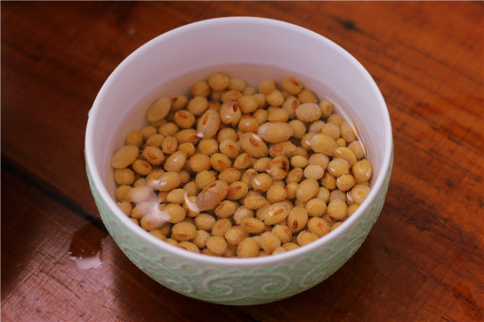 红枣五颗我们放在淡盐水中浸泡五分钟,这样红枣表面的脏东西就自动跑