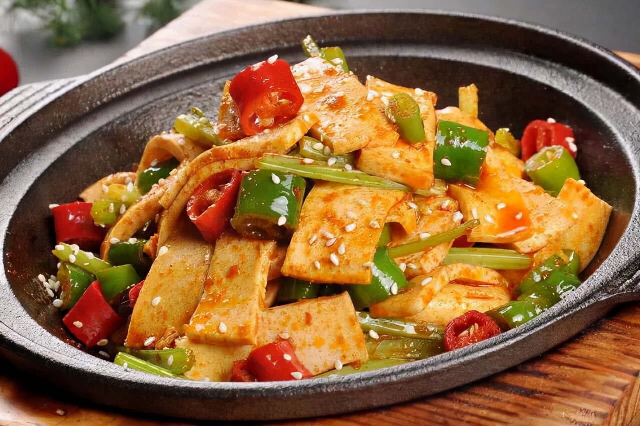在饭店有一道菜就是老干妈千叶豆腐,之前去饭店总是会点这道菜来吃