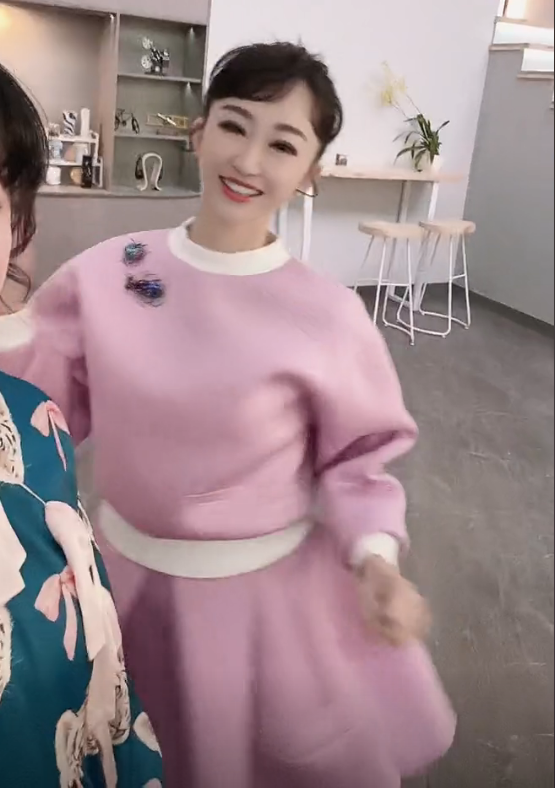 红果果二胎后首复工打扮少女面色红润47岁小鹿姐姐罕露面