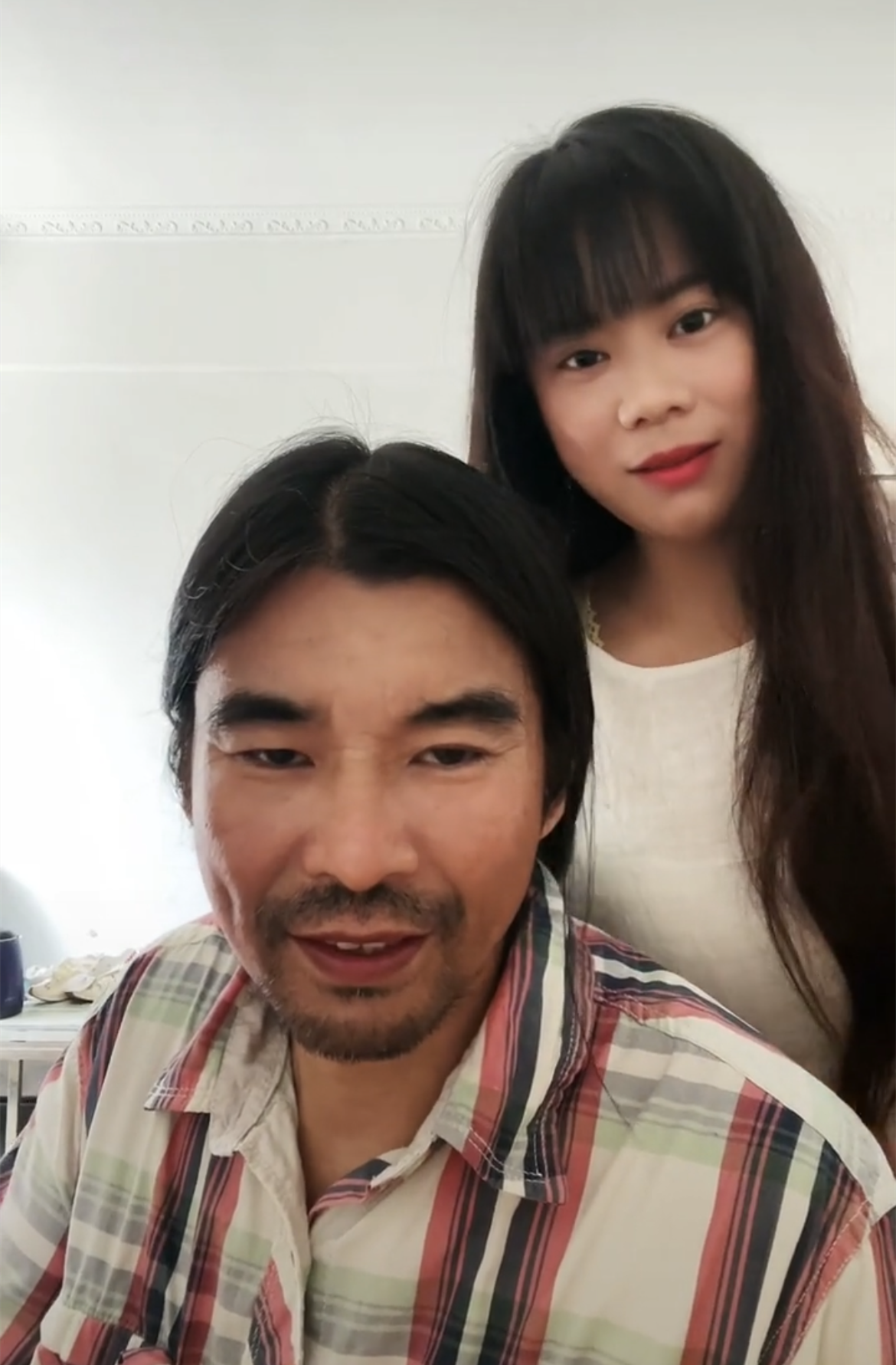 47岁面筋哥与女友秀恩爱对方颜值颇高似两代人甜蜜称其为老婆