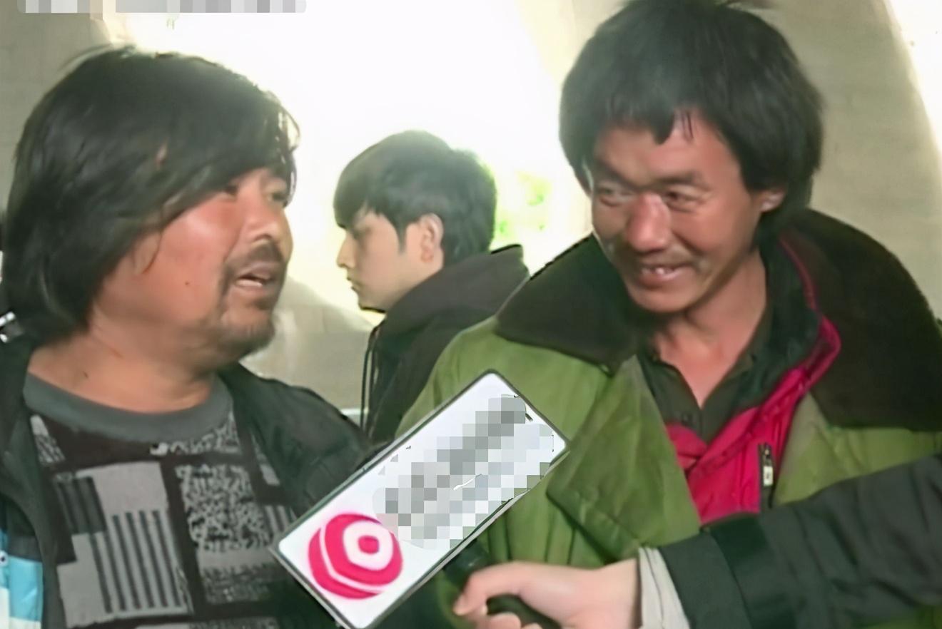 47岁面筋哥与女友秀恩爱对方颜值颇高似两代人甜蜜称其为老婆