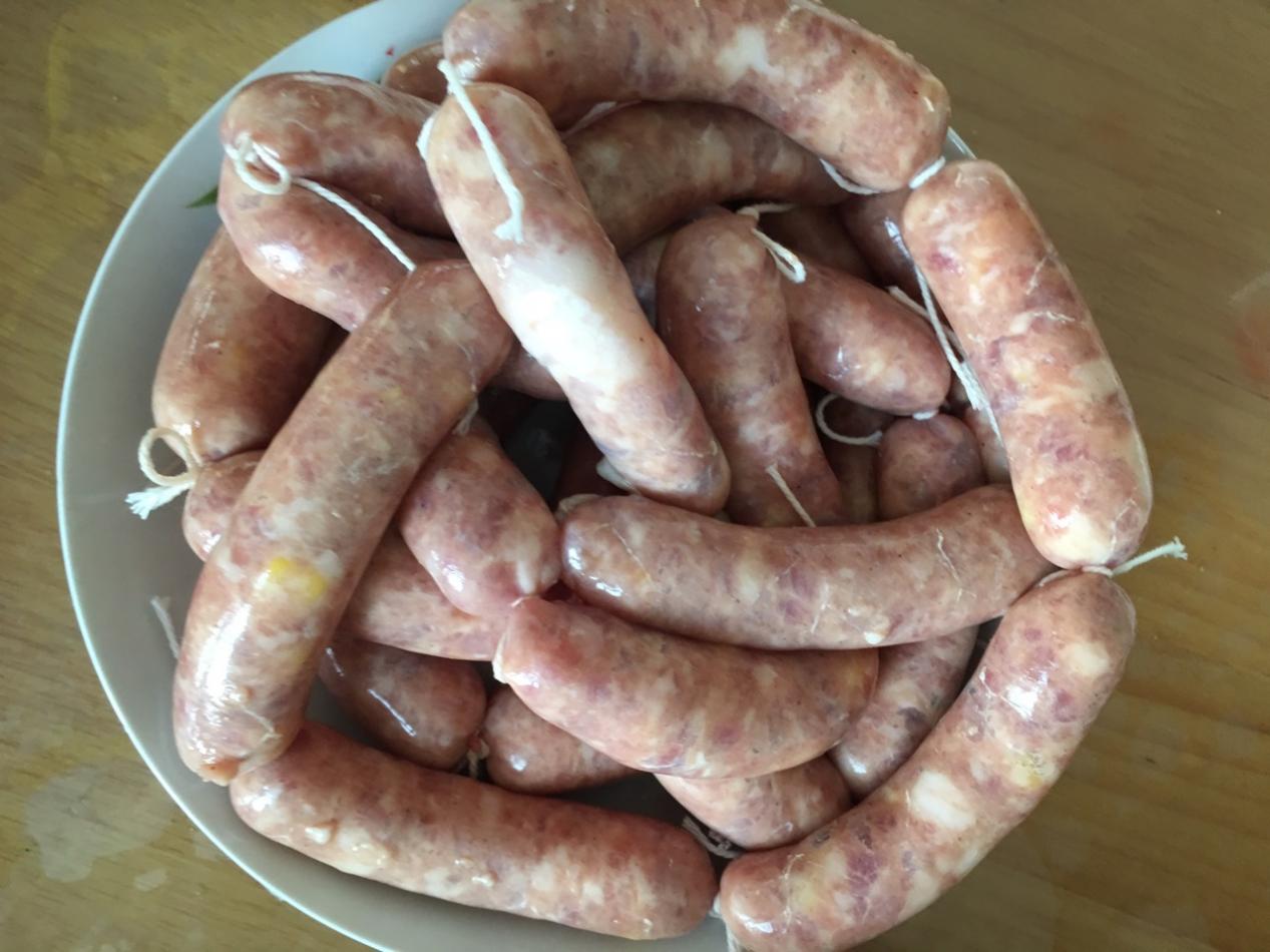 制作香肠的时候一般不会用到淀粉,制作步骤如下 1买一斤后臀肉,这样的