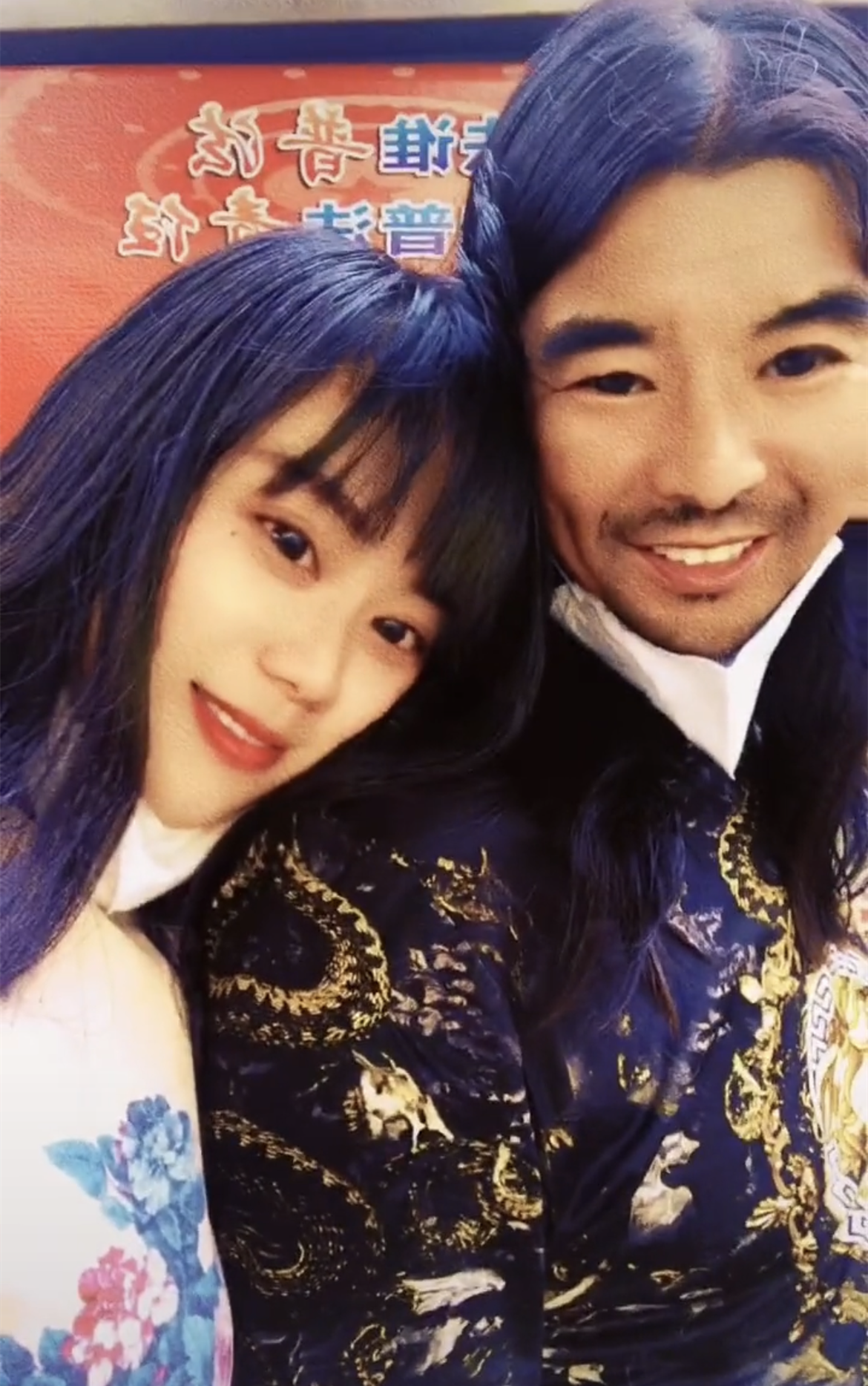 47岁面筋哥与女友秀恩爱对方颜值颇高似两代人甜蜜称其为老婆