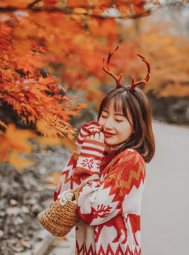 5,选择制高点拍摄在枫叶林中,大部分的人拍照都是以平行或者低角度的