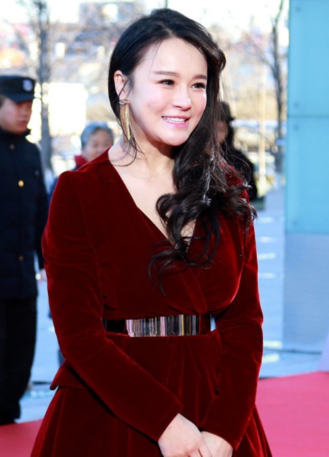 微胖的冉莹颖真有魅力穿深v丝绒裙显白又显贵看完不想减肥了