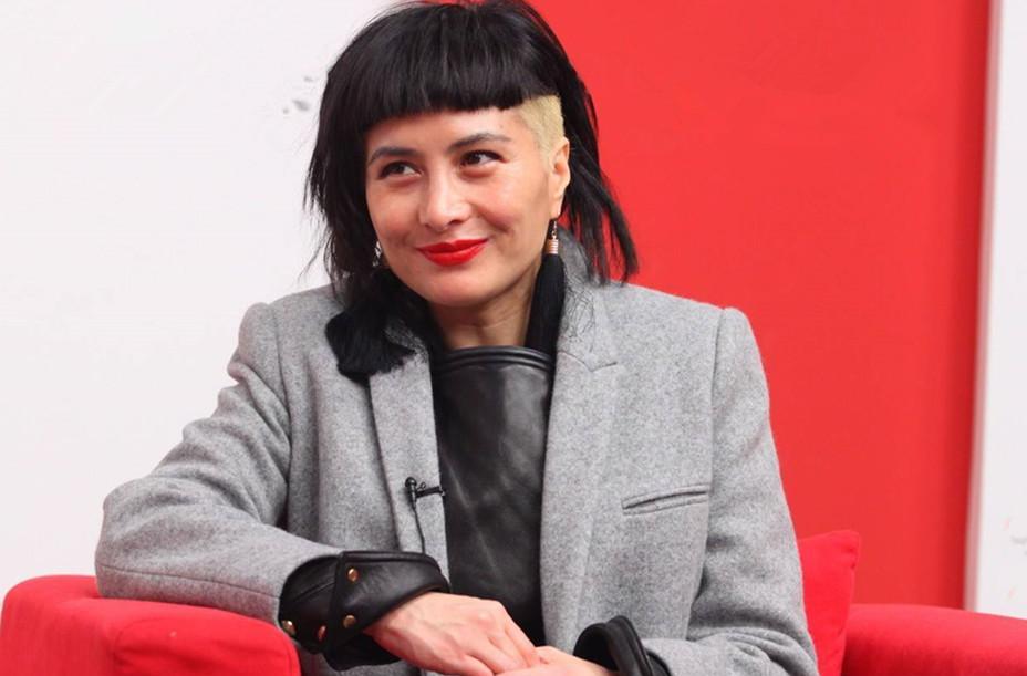 何超琼四姐妹再聚首何超凤穿黑衣打扮优雅何超蕸穿蓝衣显富态