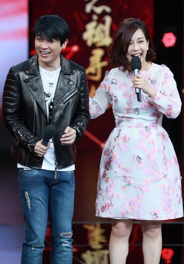 陈松伶和小8岁老公同框穿粉色v领裙显不出年龄风韵仍然迷人