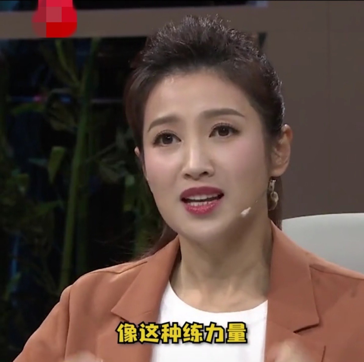 在节目中,主持人李思思问春妮平时靠什么保持身材,春妮却直言自己