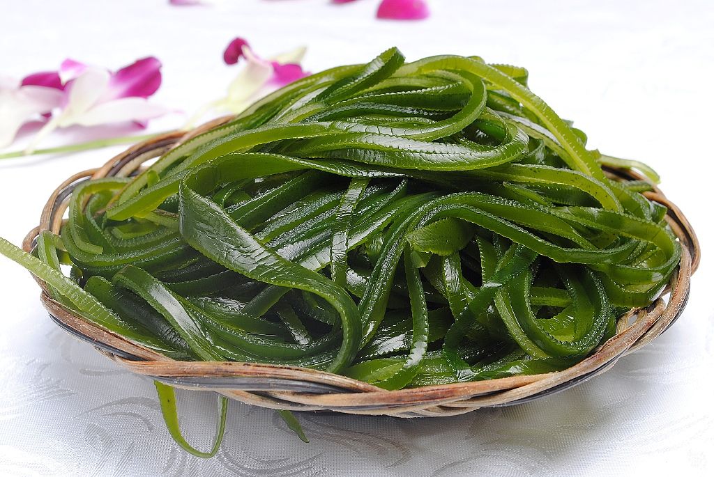 摸一下海带表面,质地如果比较硬,表面不是很黏,而且闻起来比正常海带