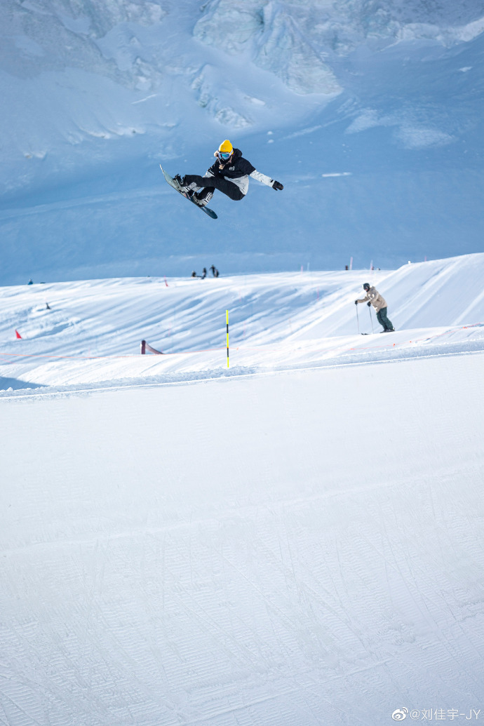 完成滑雪超高难度动作!中国健儿备战冬奥成果颇丰_冰雪_新浪竞技风暴_