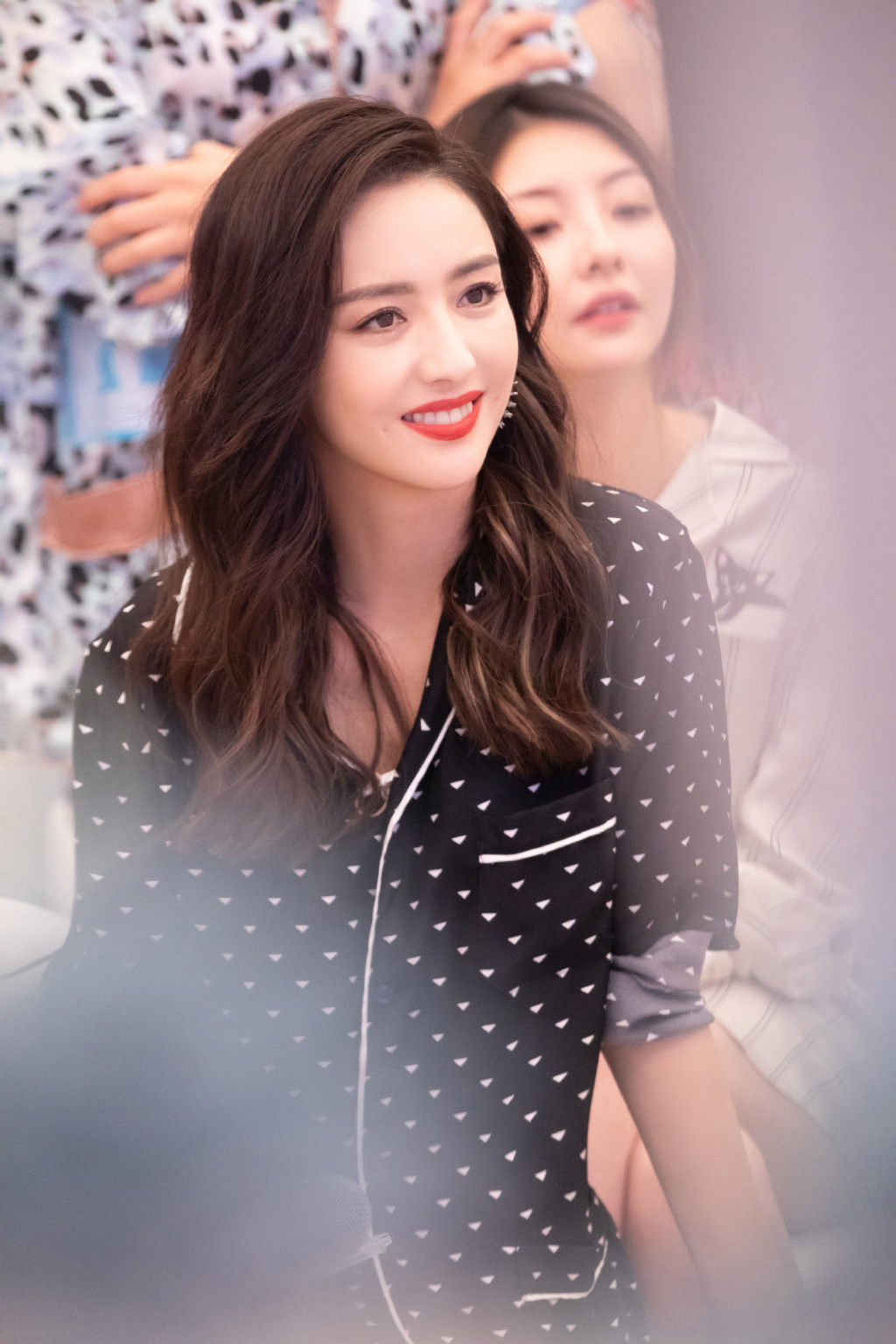 11月2日,佟丽娅工作室晒出一组佟丽娅的最新美照,照片中的佟丽娅身穿