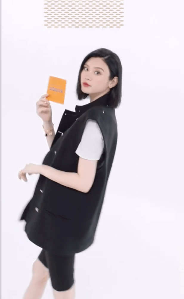 奚梦瑶挺二胎孕肚拍广告短发出镜笑容甜美状态佳