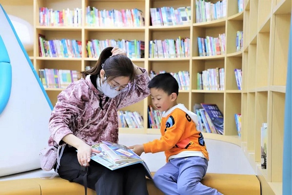 图书馆内市民在看书(央广网发 吴金德摄)