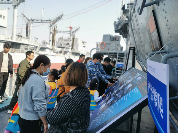 壮观,孩子们被深深吸引和震撼,他们纷纷骄傲和自豪地说道,生长在中国