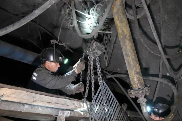 盘江采区控制工程月亮田矿南一采区北翼集中回风巷顺利贯通