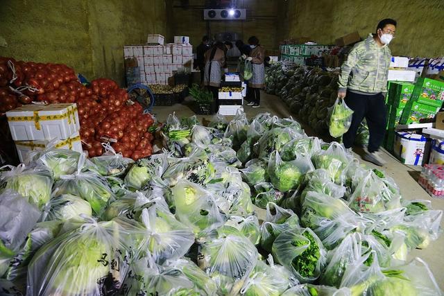 西宁:工作人员为疫情管控区居民配送蔬菜|西宁市|防疫|疫情_新浪新闻