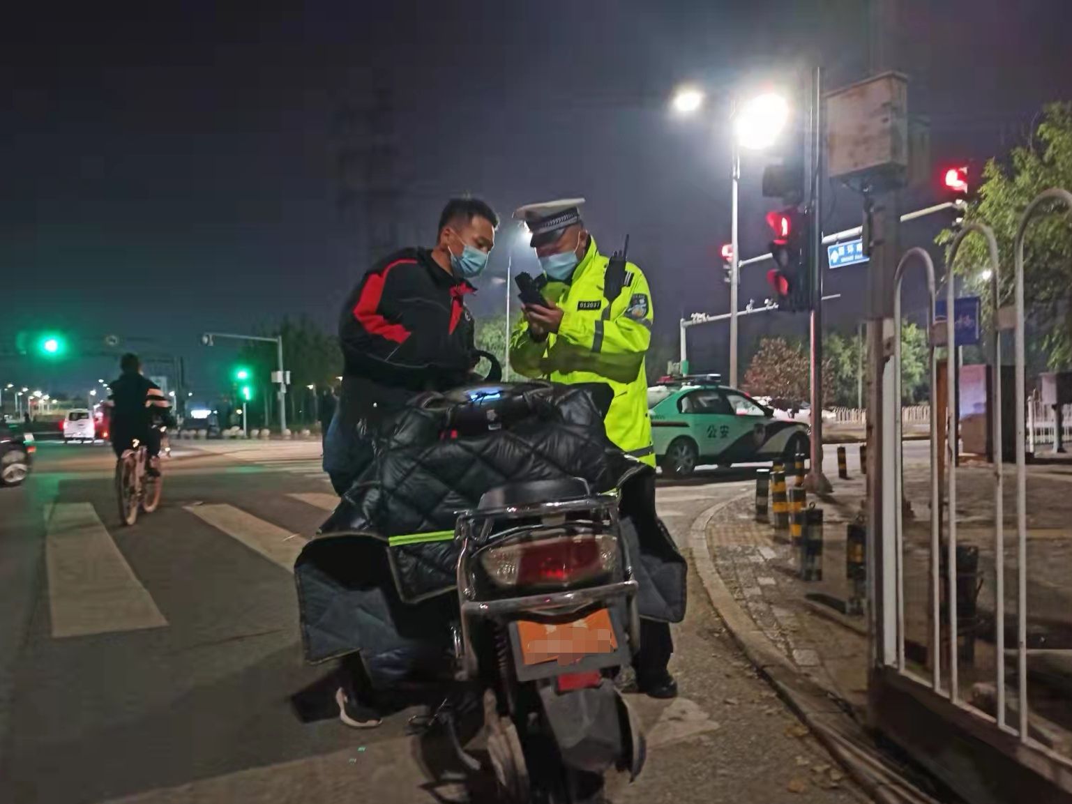 查至凌晨值守勸阻北京交警兩日查處六千餘起電動車違法行為