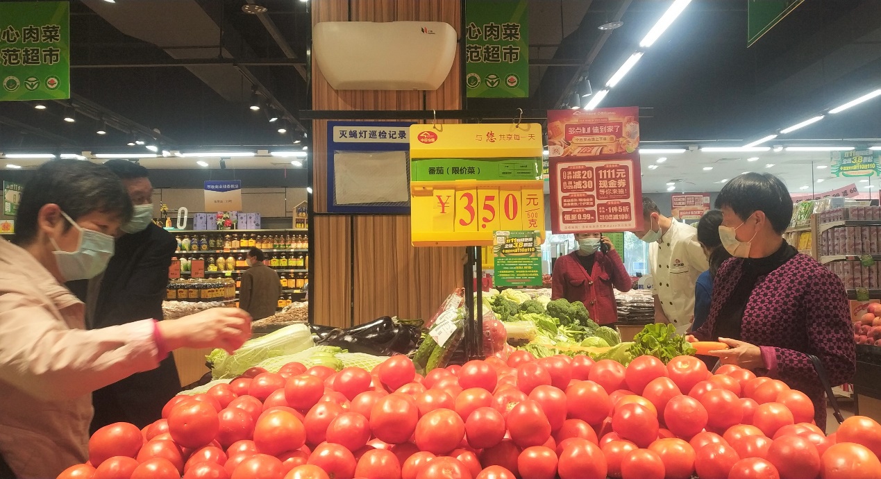 市民在超市内挑选限价菜 记者朱娜 摄