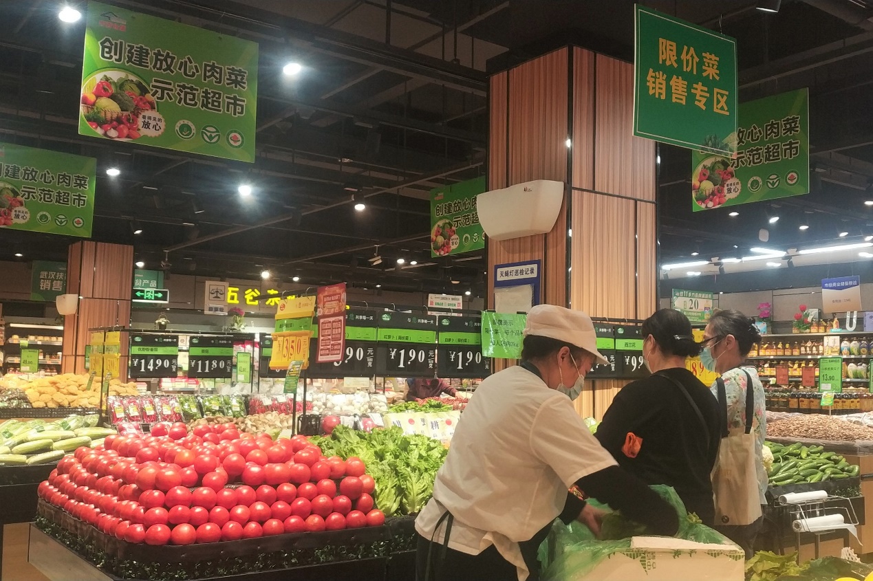超市工作人员为限价菜补货 记者朱娜 摄