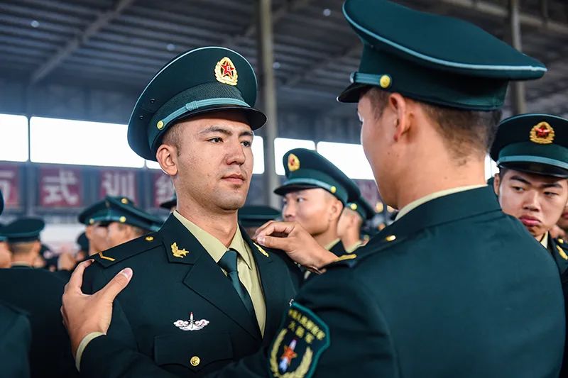 下列同志列兵军衔……"属于他们的"成人礼"新兵们迎来了经过一个多月