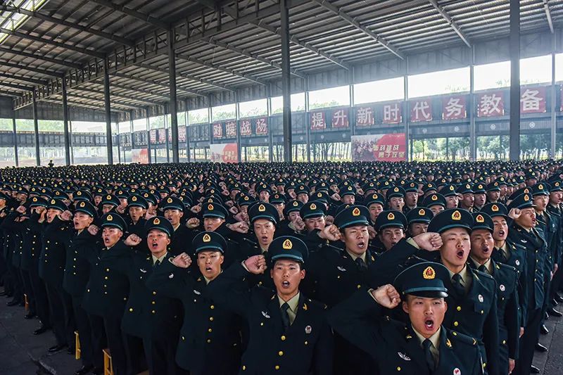 列兵,授衔!|火箭军_新浪新闻