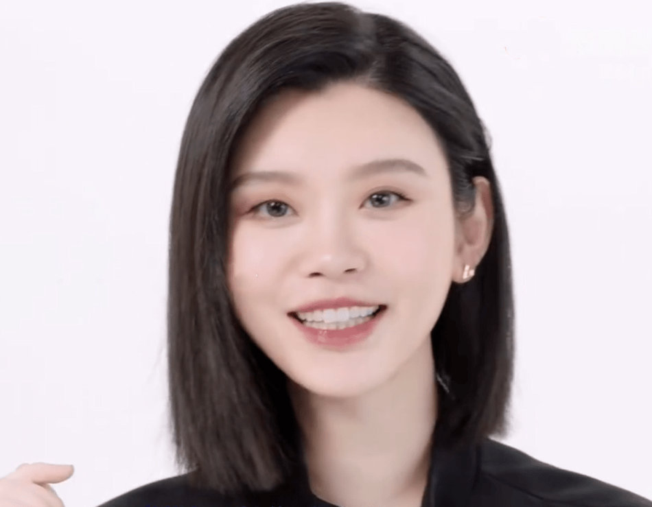 奚梦瑶挺二胎孕肚拍广告短发出镜笑容甜美状态佳