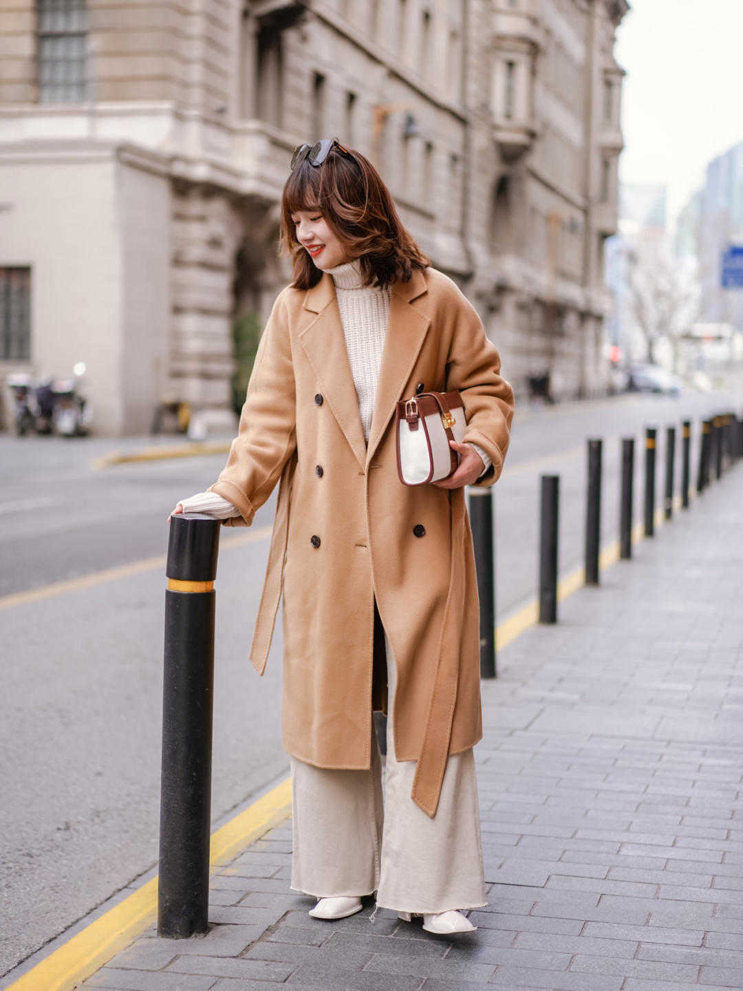 秋冬要怎么一件卡其色裤子搭配针织开衫高级又时髦美出新高度