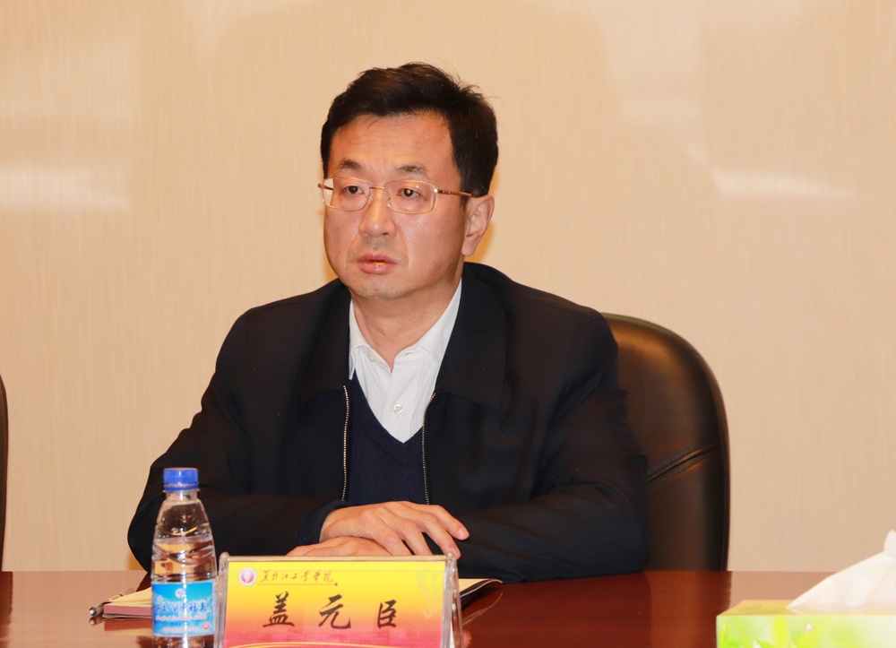 视频会议后,盖元臣主持召开学校疫情防控工作部署会,听取了学校疫情