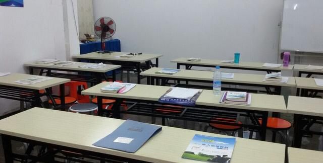 因为占座,南京一高校男同学狂扇女生耳光,女学生脸都被打肿了休闲区蓝鸢梦想 - Www.slyday.coM