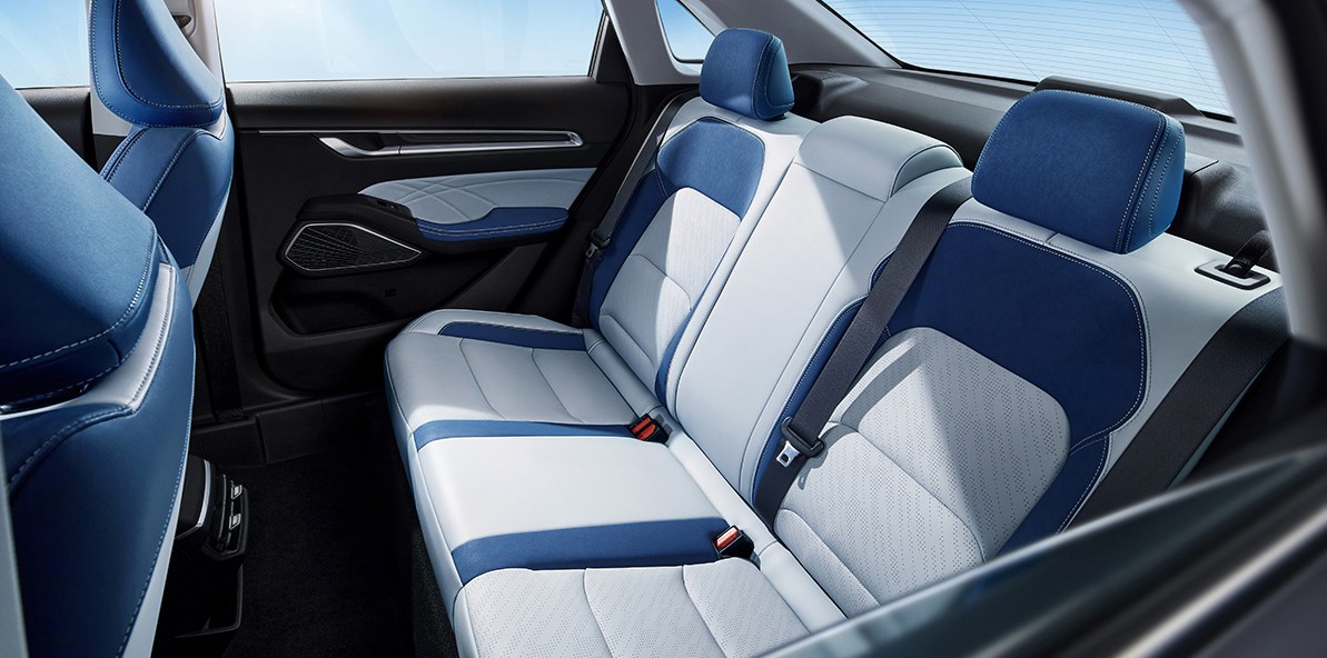 10万级品质家轿，该选第4代帝豪，还是逸动PLUS？