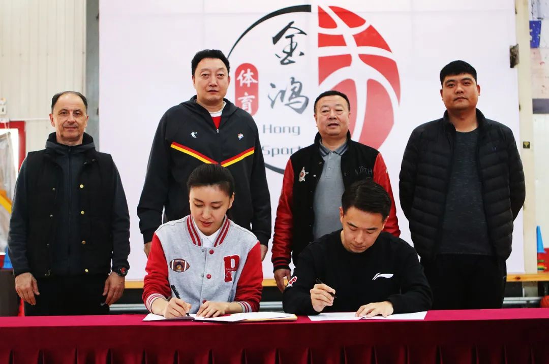 她的履历可谓是丰富精彩,2019年赵红带的队伍获得了中国小篮球联赛