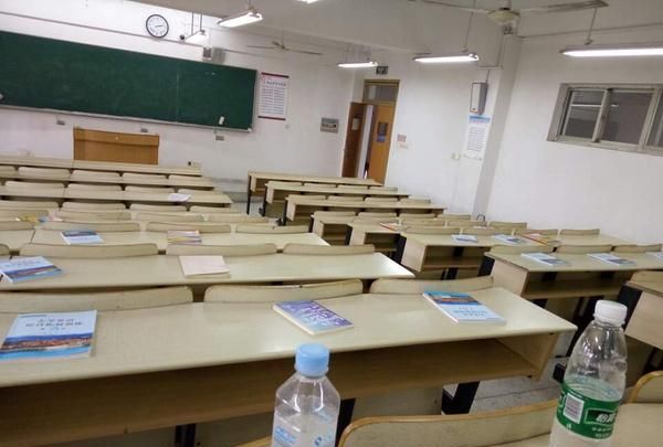 因为占座,南京一高校男同学狂扇女生耳光,女学生脸都被打肿了休闲区蓝鸢梦想 - Www.slyday.coM