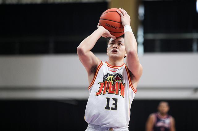 黑马杀手陷入困境,主帅脸色铁青,超级外援回归成强心剂|张彪|王晗