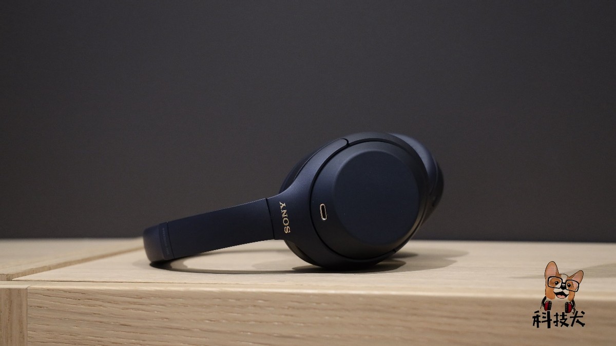 金色sony logo的与深夜蓝的搭配则让耳机更显精致气质,配合wh-1000