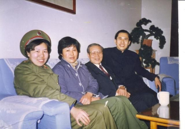 图中老者即晚年沈醉,另有一位影视名人,能看出来是谁吗