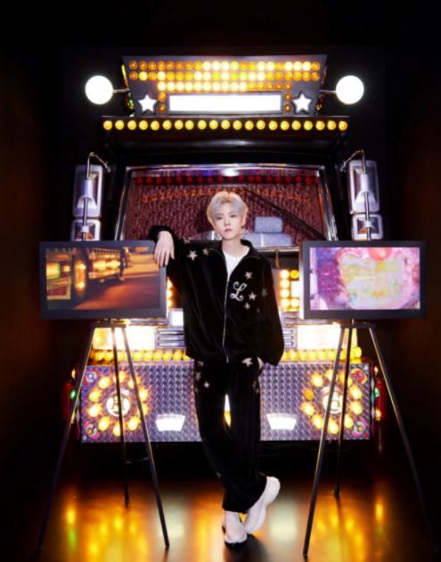 鹿晗关晓彤深夜酒吧会友男方醉酒走路摇晃女友贴心护送回家