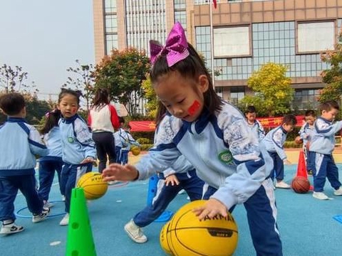 6岁儿童因尿裤子被幼儿园老师打 派出所称正在