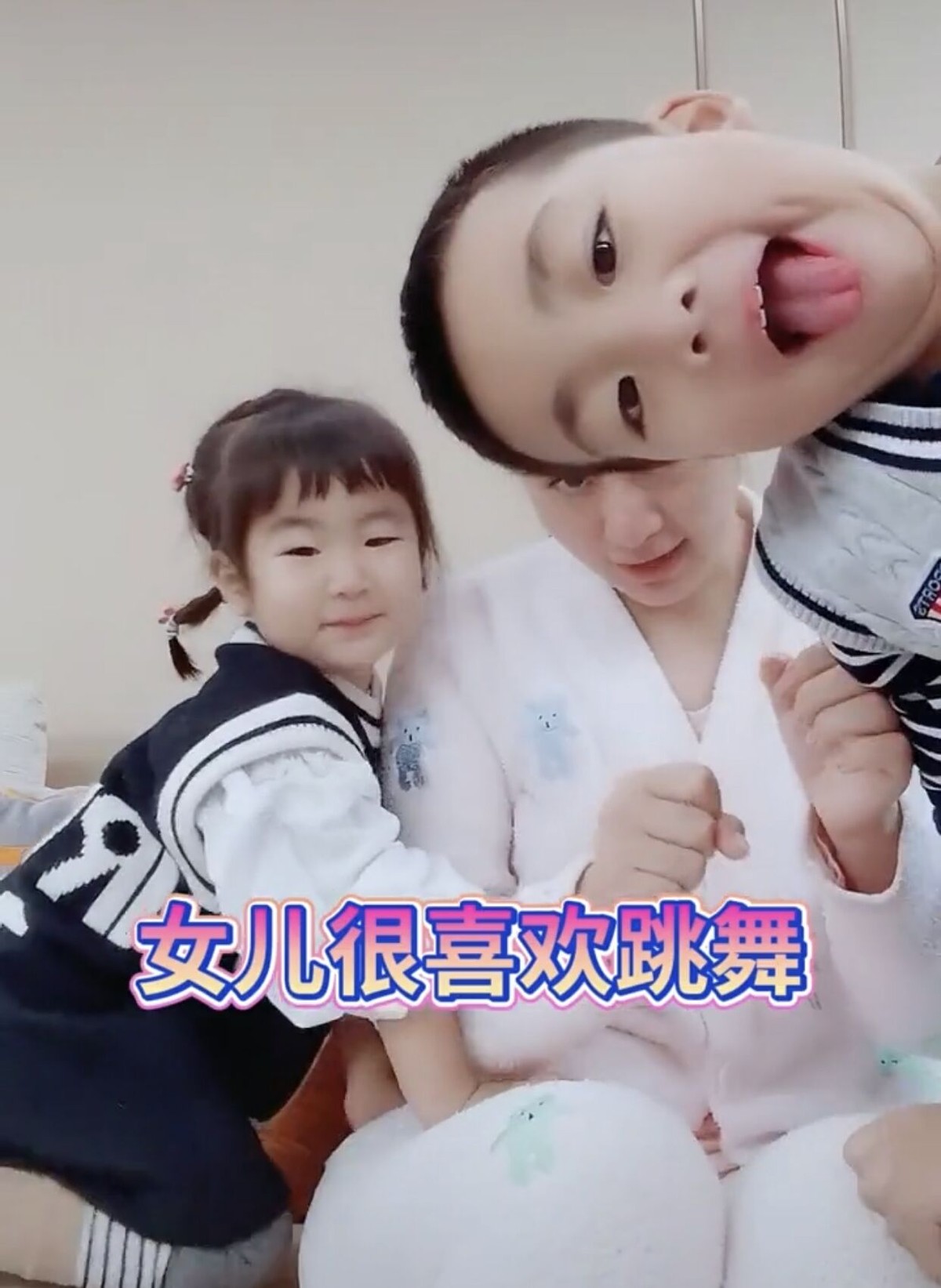 王小蒙毕畅在家带娃素颜穿睡衣满脸疲惫一双儿女都像爸