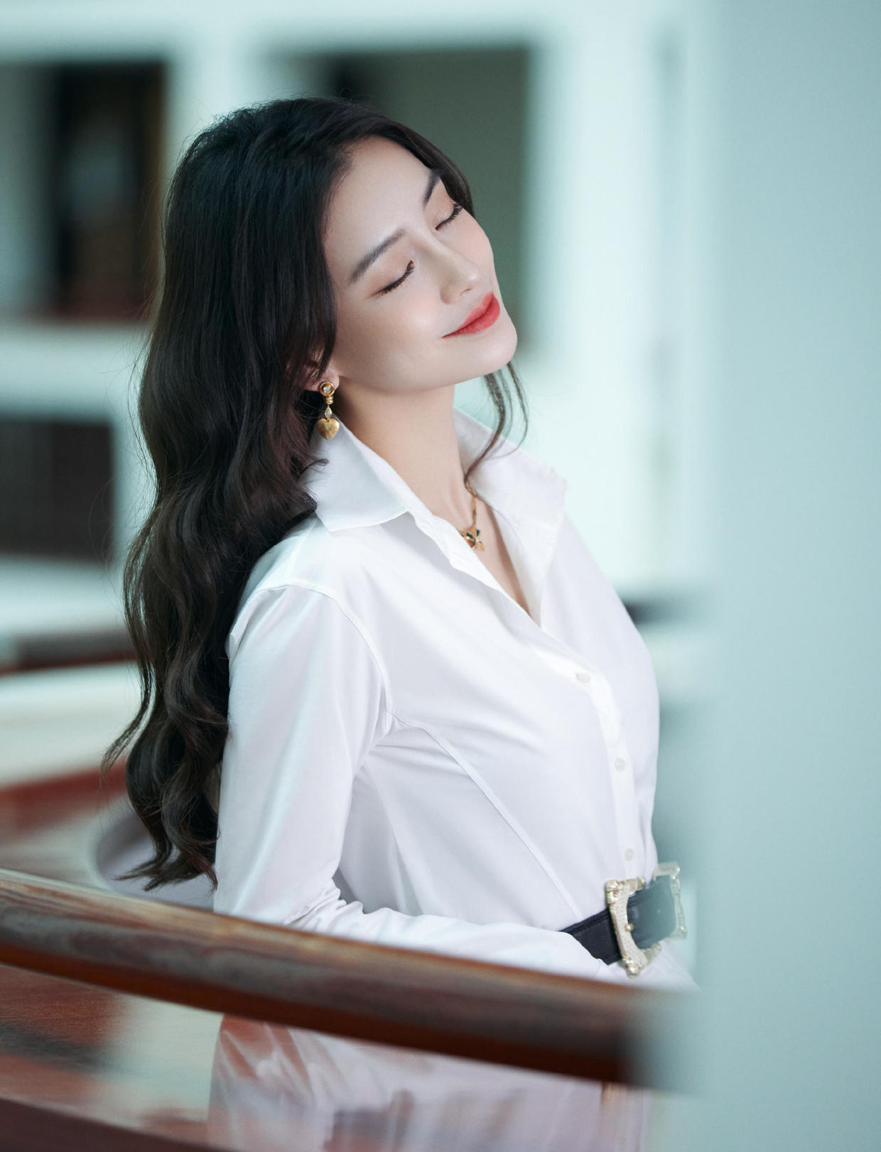 angelababy好会穿,黑色皮夹克配吊带半身裙,辣妈身材不输女团__财经