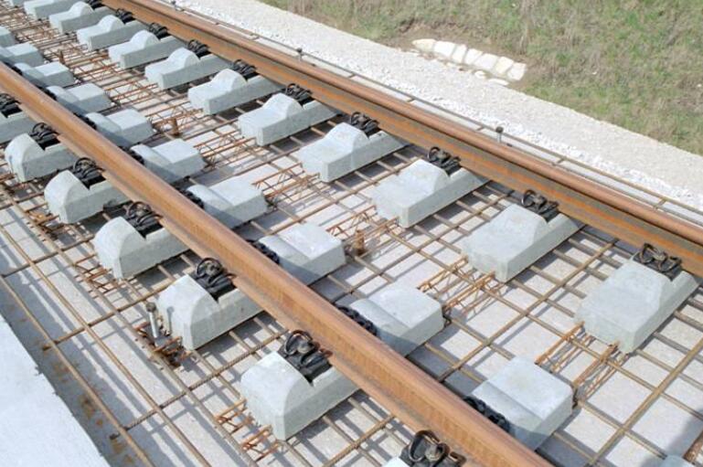 同样是铁轨为什么火车轨道下面要铺碎石子而高铁轨道却没有