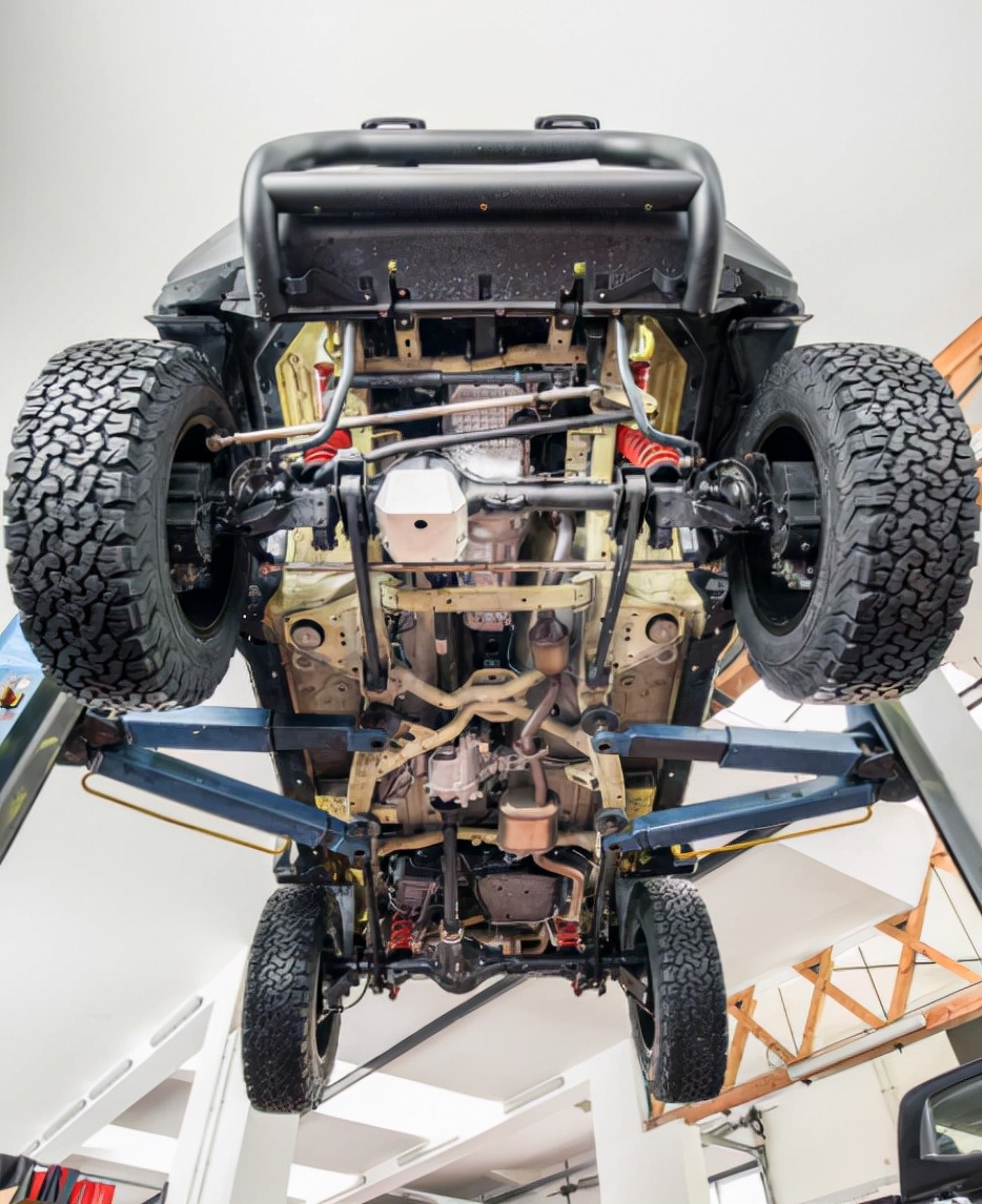 外观方面,新车的底盘高度比普通版吉姆尼高出很多,离地间隙达到了40