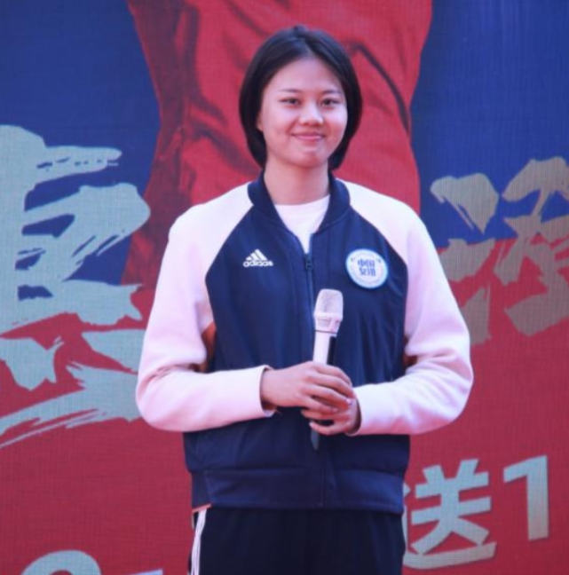 穿"中国女排"服饰亮相活动,一脸肉嘟嘟超可爱|龚翔宇|中国女排|可爱