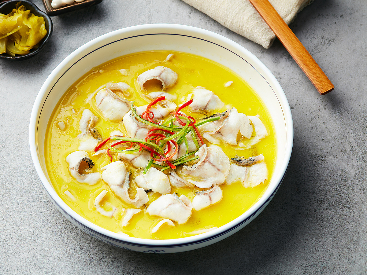 鱼肉的含量也更多,并且个头都是非常大的,所以草鱼更适合做酸菜鱼