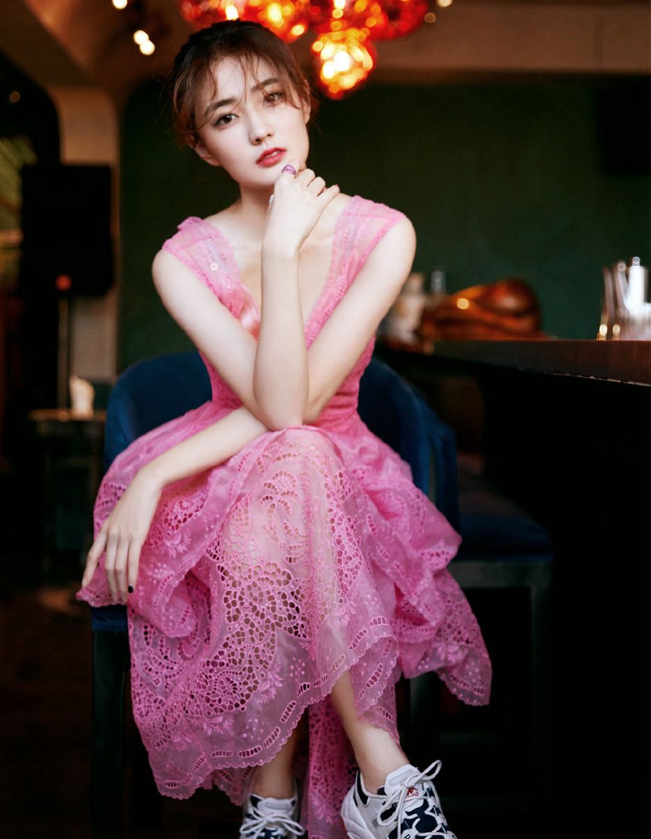 徐璐穿镂空装的照片被翻出造型甜美摆拍豪放纯与欲相互交织