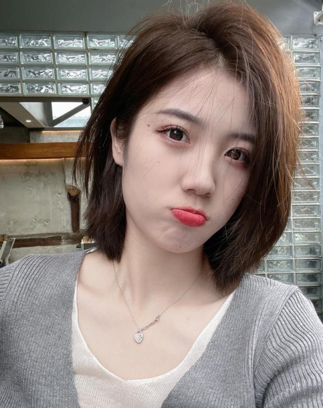 高诗岩女友晒近照颜值超高却被男友吐槽与张镇麟女友是同学